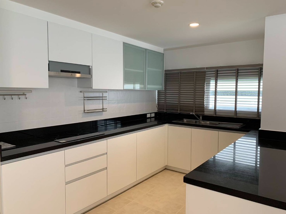 ให้เช่าคอนโดสุขุมวิท อโศก ทองหล่อ : ให้เช่าคอนโด 3ห้องนอน+ห้องแม่บ้าน เฟอร์นิเจอครบ ระเบียงใหญ่ ใกล้BTS พร้อมเข้าอยู่