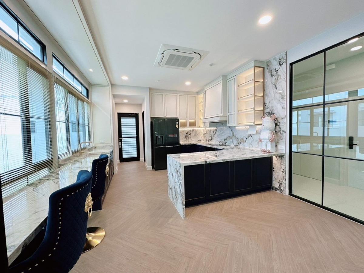 For SaleHousePattanakan, Srinakarin : 📢👇 Sell with tenant til September 2028 A detached house at Nantawan Village, Rama 9, Krungthep Kreetha With private pool, Le Marquis, L, beautiful decoration 