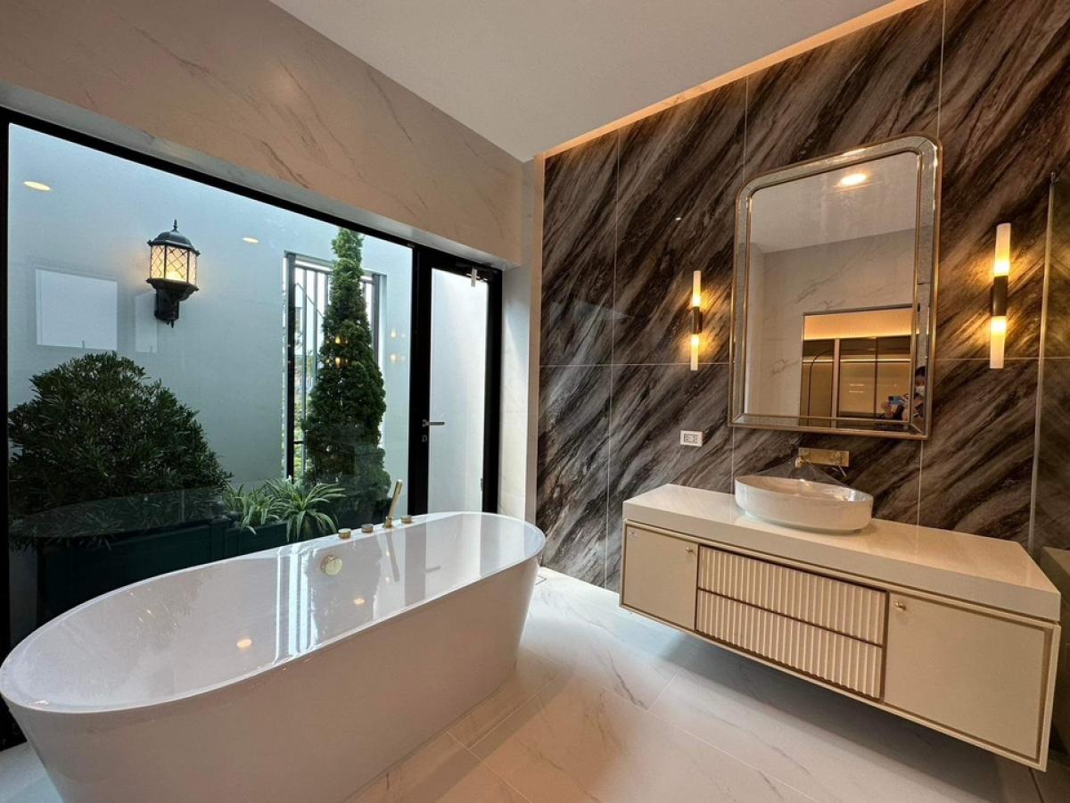 For SaleHousePattanakan, Srinakarin : 📢👇 Sell with tenant til September 2028 A detached house at Nantawan Village, Rama 9, Krungthep Kreetha With private pool, Le Marquis, L, beautiful decoration 