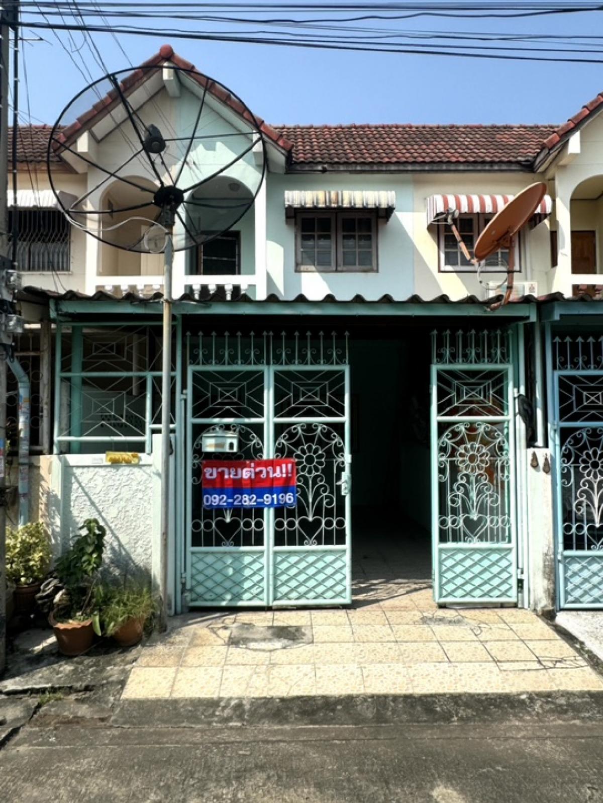 ขายทาวน์โฮมบางแค เพชรเกษม : !!ขายด่วน!!🏡ทาวน์เฮาส์ 2 ชั้น 🏡มบ.เศรษฐกิจ เนื้อที่ 25 ตร.วา ใกล้ทางออกถนนเพชรเกษมเพียง 800เมตร แหล่งชุมชน หาของกินสะดวกมาก สนใจติดต่อ 0922829196