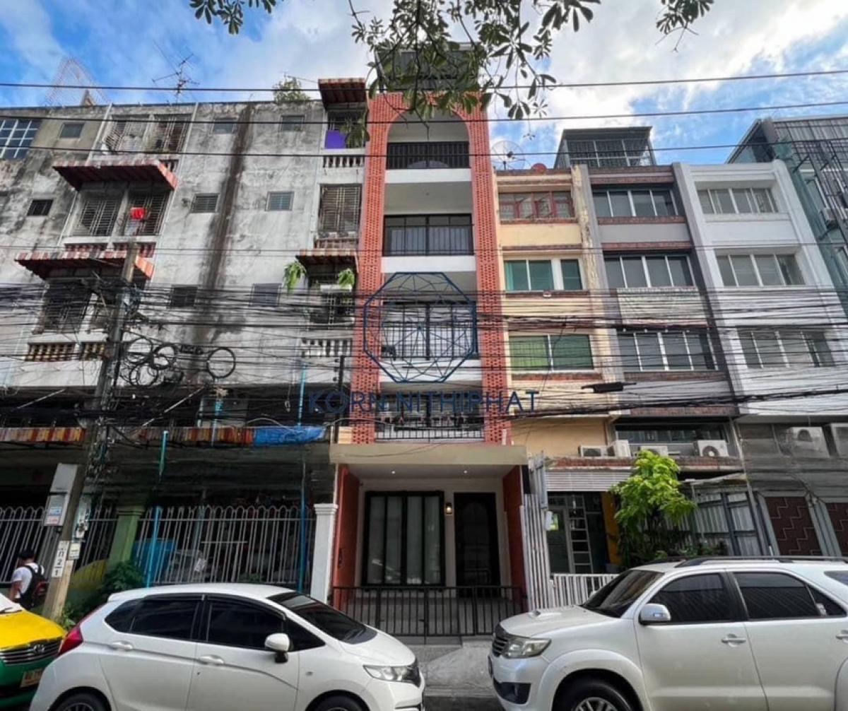 For RentHotel&Apartment BusinessOnnut, Udomsuk : For rent: Hostel, rooms, daily, monthly, can be used to expand your business immediately, fully furnished (only floors 1-3), floors 4-5, depending on the tenant. Location: Sukhumvit 71, Phra Khanong, Bangkok