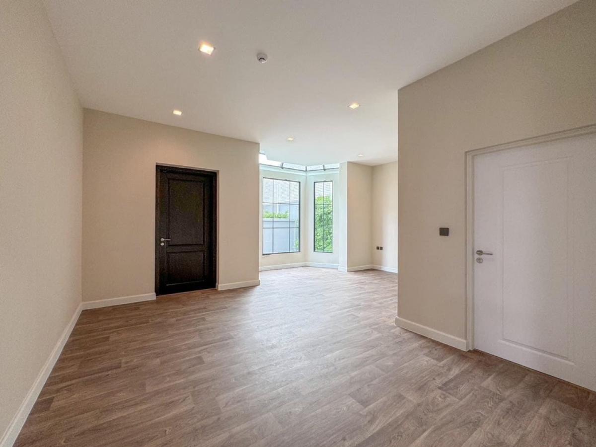 ขายบ้านบางนา แบริ่ง ลาซาล : ขายบ้าน Grand Bangkok Boulevard สุขุมวิท ศรีนครินทร์  780 Sq.m ราคา 79 MB ติดต่อ 086-795-9997 (จิมมี่)