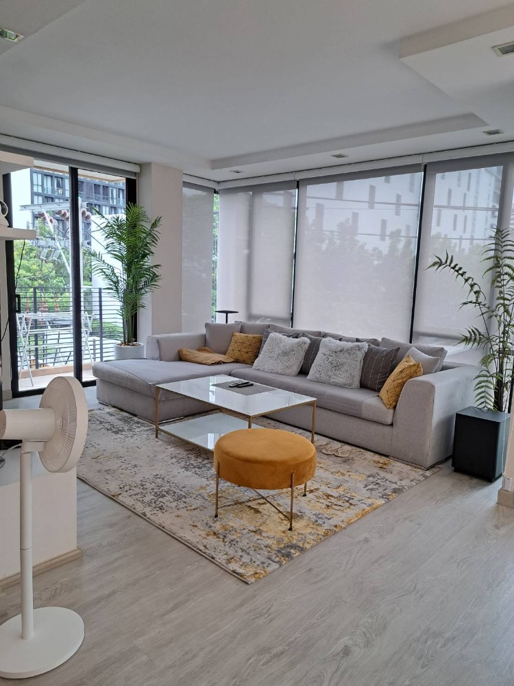 ขายคอนโดวิทยุ ชิดลม หลังสวน : LOW RISE O2 HIP CONDOMINIUM TWO BR TWO BATH 100 SQM NEAR CENTRAL EMBASSY