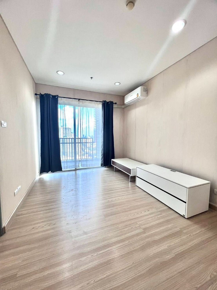 For SaleCondoSapankwai,Jatujak : For sale INTRO PHAHOYOTHIN-PRADIPAT 1 bedroom with balcony, high floor, near BTS, suitable for investment and living.