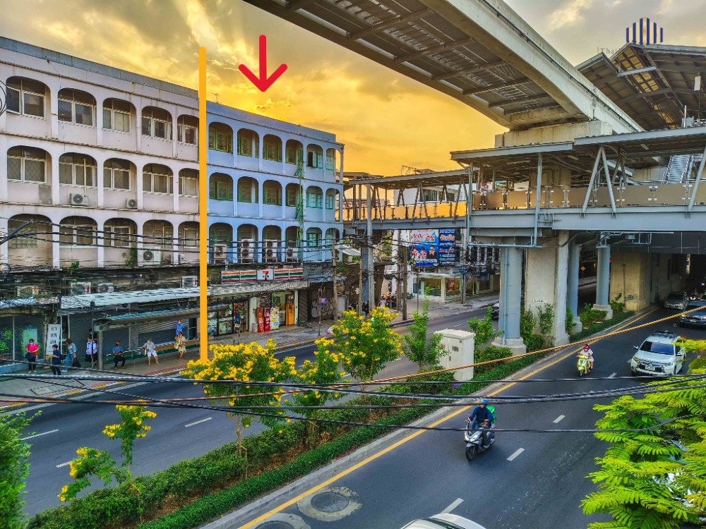 For SaleShop HouseChokchai 4, Ladprao 71, Ladprao 48, : The rarest! 0 meters from the BTS! For sale: Commercial building, 4 and a half-storey shophouse, 3 units, 48 ​​sq.w., on Lat Phrao Road, next to the Yellow Line BTS, Chok Chai 4, with 7-11 for rent. This plot is rare. Dont miss it!! Definitely!!
