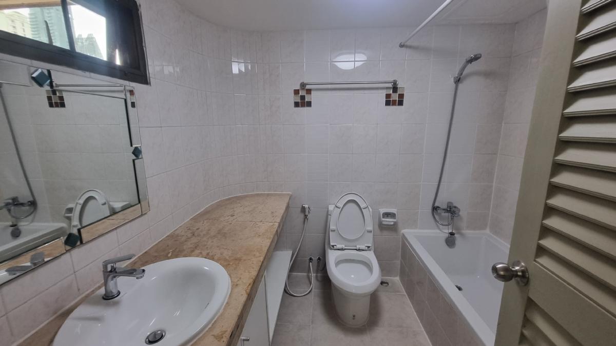 ให้เช่าสุขุมวิท อโศก ทองหล่อ : พร้อมพงษ์ Pet friendly อพาร์ทเมนท์ให้เช่า เหมาะสำหรับครอบครัว 3 ห้องนอน 4 ห้องน้ำ มีรถรับส่ง BTS Supermarket ใกล้เคียง