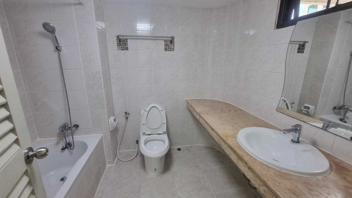 ให้เช่าสุขุมวิท อโศก ทองหล่อ : พร้อมพงษ์ Pet friendly อพาร์ทเมนท์ให้เช่า เหมาะสำหรับครอบครัว 3 ห้องนอน 4 ห้องน้ำ มีรถรับส่ง BTS Supermarket ใกล้เคียง