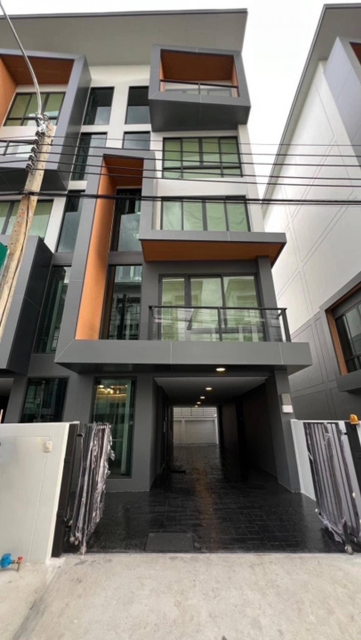 For RentHome OfficePattanakan, Srinakarin : For rent: Modern Home Office Townhome with passenger lift, 3 car parking spaces, located at Phatthanakan, Suan Luang, Bangkok. Company registration available.