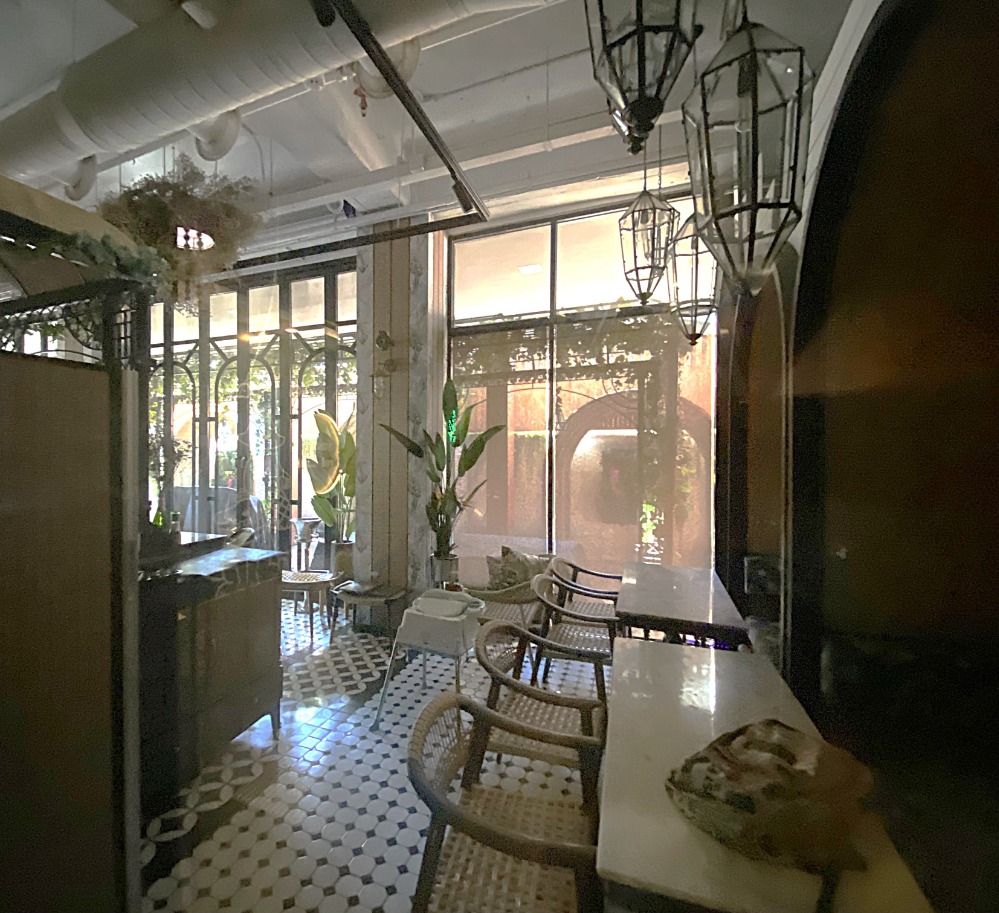 For RentRetail SpaceSukhumvit, Asoke, Thonglor : Retail space for rent on the main road in Phrom Phong, suitable for all types of businesses ** NO CO-AGENT ** 