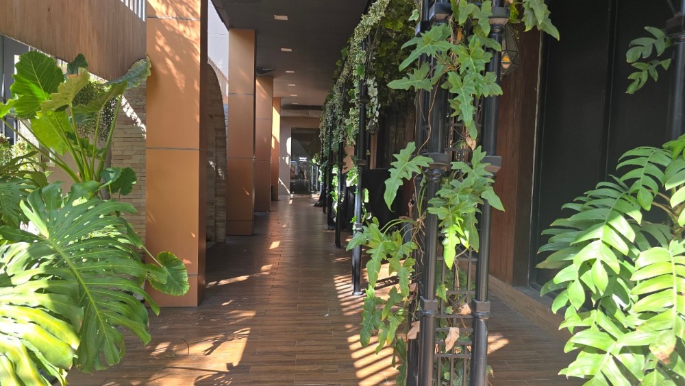 For RentRetail SpaceSukhumvit, Asoke, Thonglor : Retail space for rent on the main road in Phrom Phong, suitable for all types of businesses ** NO CO-AGENT ** 