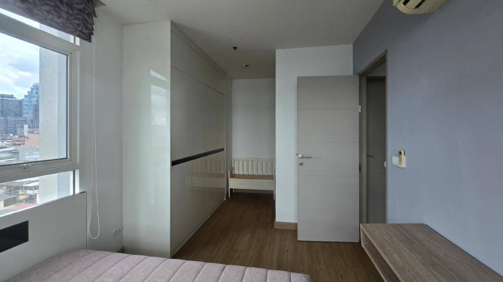 For SaleCondoRatchathewi,Phayathai : next to Airport Link Ratchaprarop, only 60 meters away and only 500 meters away from Pratunam Market.