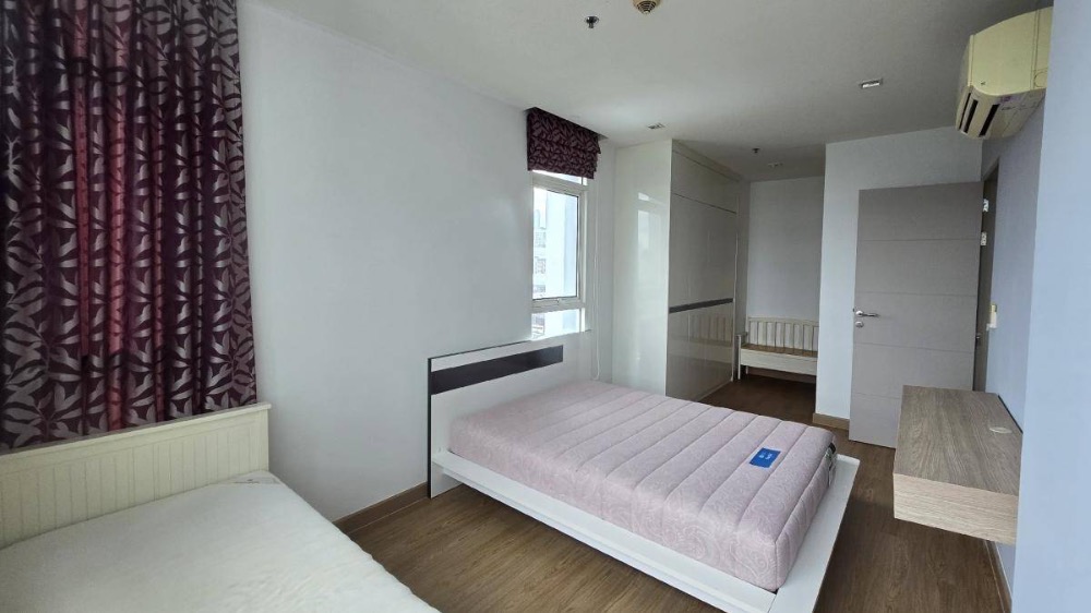 For SaleCondoRatchathewi,Phayathai : next to Airport Link Ratchaprarop, only 60 meters away and only 500 meters away from Pratunam Market.