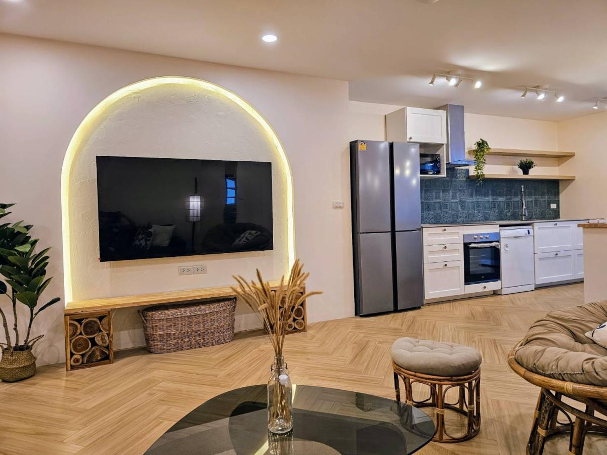 For RentCondoSukhumvit, Asoke, Thonglor : 24/03/2026, Luxury in the heart of the city! 3 large bedrooms at Le Premier Condo near BTS Asoke
Rent for only 70,000 Baht/month with full amenities! 0642748883