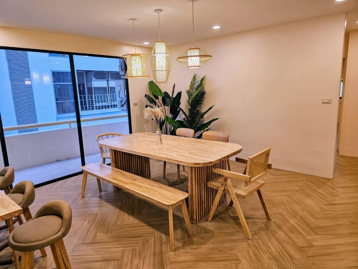 For RentCondoSukhumvit, Asoke, Thonglor : 24/03/2026, Luxury in the heart of the city! 3 large bedrooms at Le Premier Condo near BTS Asoke
Rent for only 70,000 Baht/month with full amenities! 0642748883