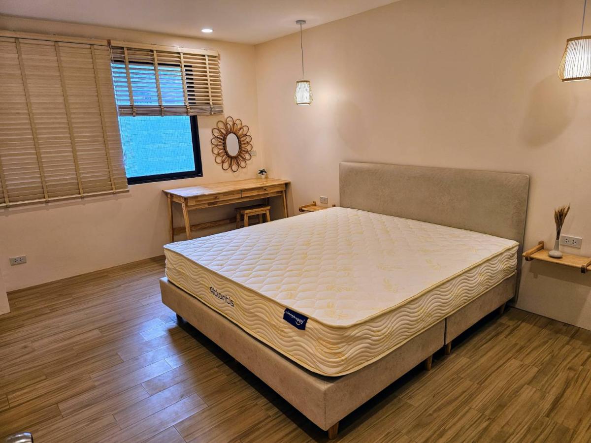 For RentCondoSukhumvit, Asoke, Thonglor : 24/03/2026, Luxury in the heart of the city! 3 large bedrooms at Le Premier Condo near BTS Asoke
Rent for only 70,000 Baht/month with full amenities! 0642748883