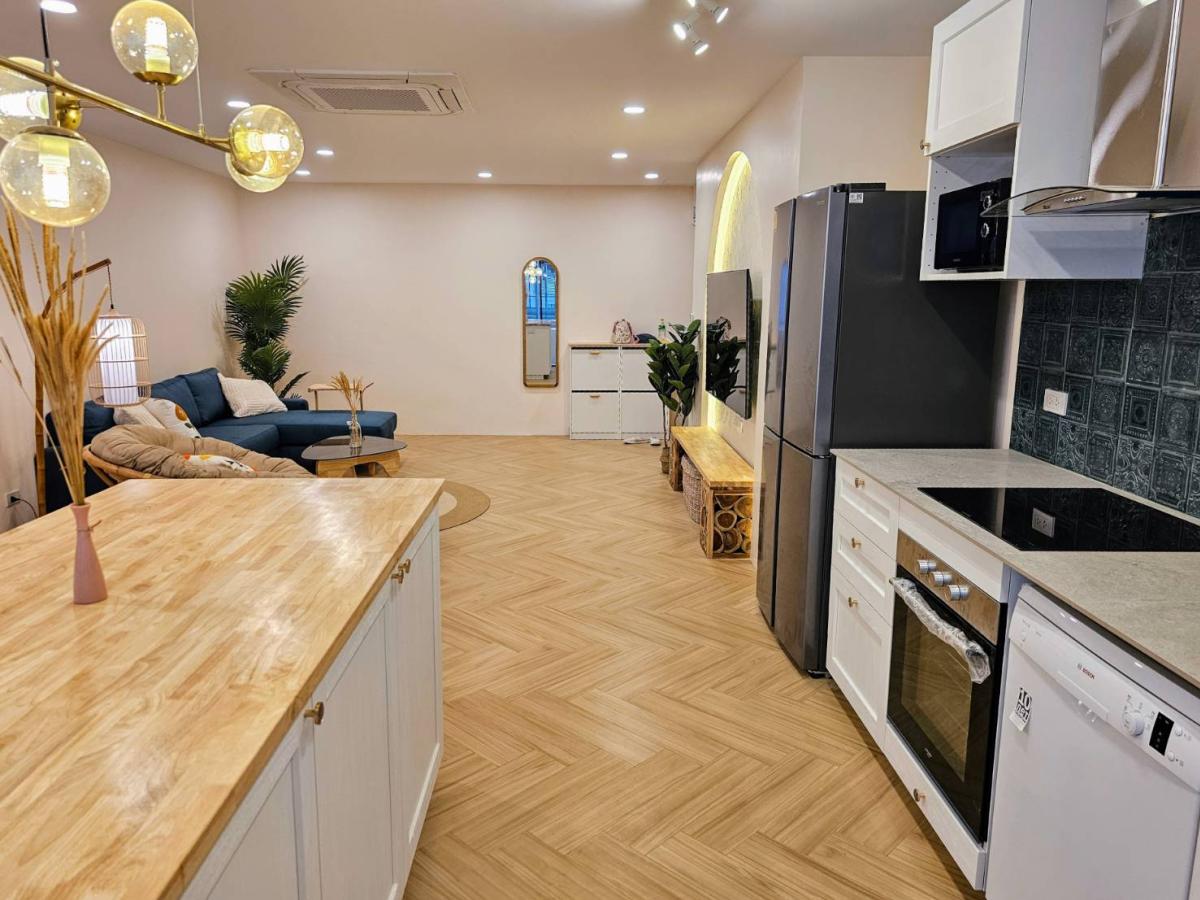 For RentCondoSukhumvit, Asoke, Thonglor : 24/03/2026, Luxury in the heart of the city! 3 large bedrooms at Le Premier Condo near BTS Asoke
Rent for only 70,000 Baht/month with full amenities! 0642748883