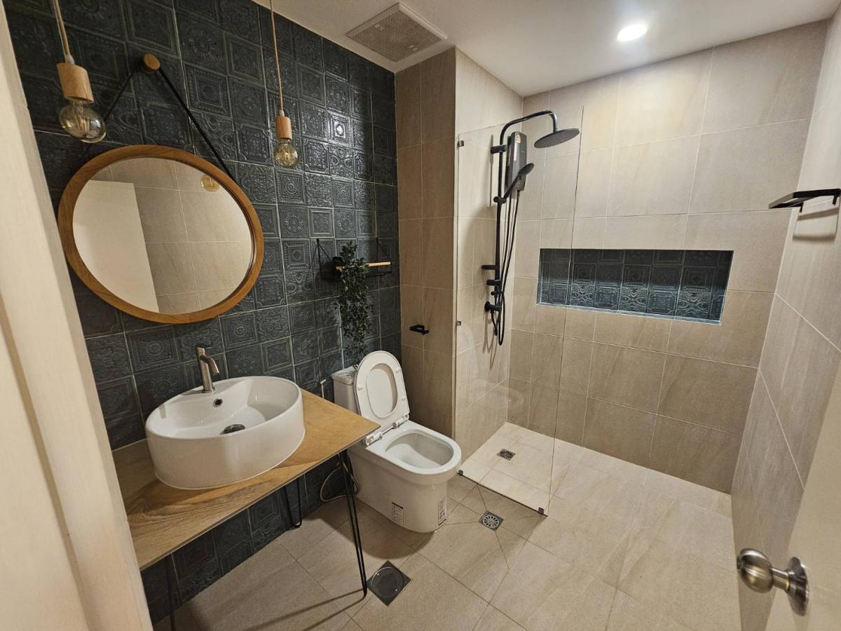 For RentCondoSukhumvit, Asoke, Thonglor : 24/03/2026, Luxury in the heart of the city! 3 large bedrooms at Le Premier Condo near BTS Asoke
Rent for only 70,000 Baht/month with full amenities! 0642748883