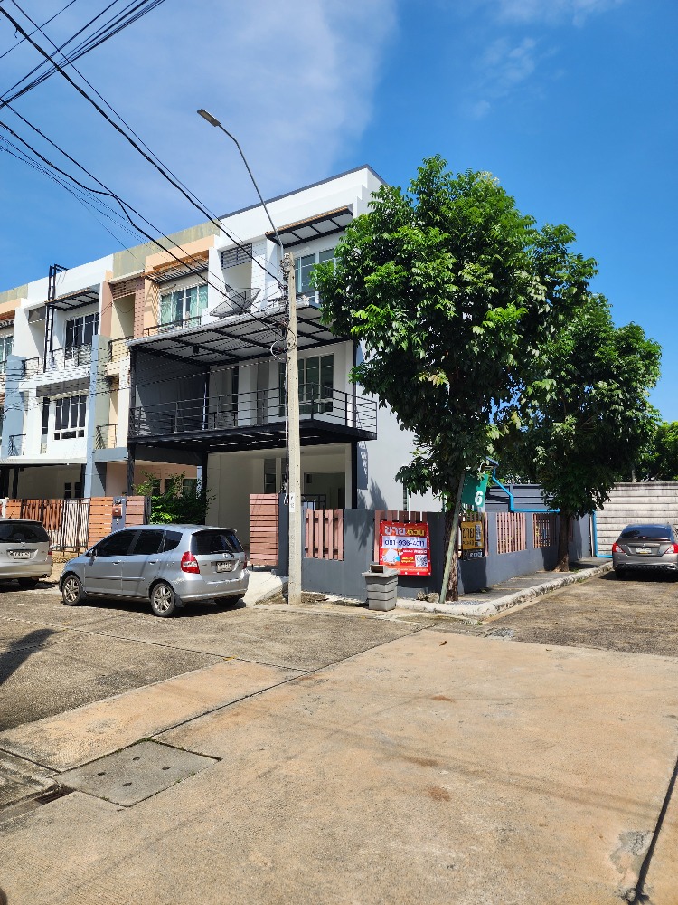 For SaleTownhomeEakachai, Bang Bon : Want to move from a condo to a house, city location, convenient travel, easy parking, corner townhouse, with land on the side, on Kanlapaphruek Road, Kamnan Maen, Tha Phra