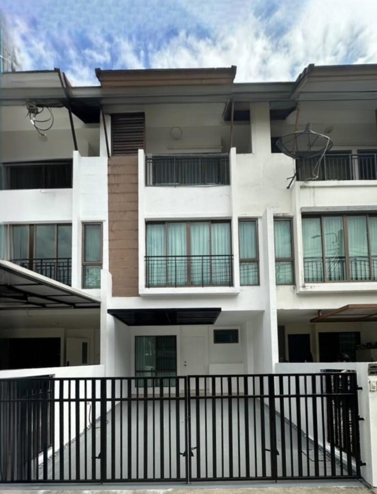 For RentHome OfficeOnnut, Udomsuk : For rent: Home office (company office) Soi Sukhumvit 97/1 (Bang Chak), Bang Chak Subdistrict, Phra Khanong District, Bangkok. Near the BTS Green Line, Bang Chak Station, 800 meters. Can register a company.