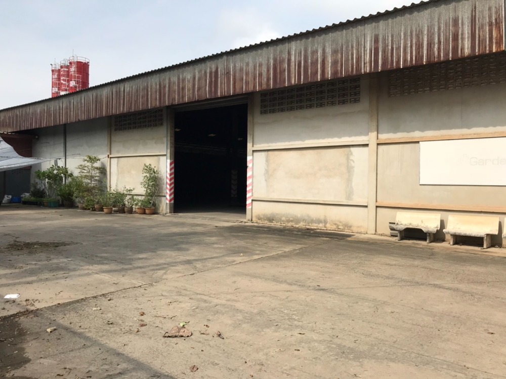 For RentWarehouseNakhon Pathom : Warehouse for rent, area 2,000 sq m., trailer trucks can easily enter and exit, near Wat Huai Tako, Nakhon Chai Si District, Nakhon Pathom Province.