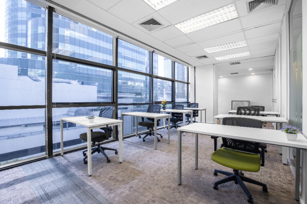 ให้เช่าสำนักงานสยาม จุฬา สามย่าน : Open plan office space for 15 persons in Regus Gaysorn Plaza