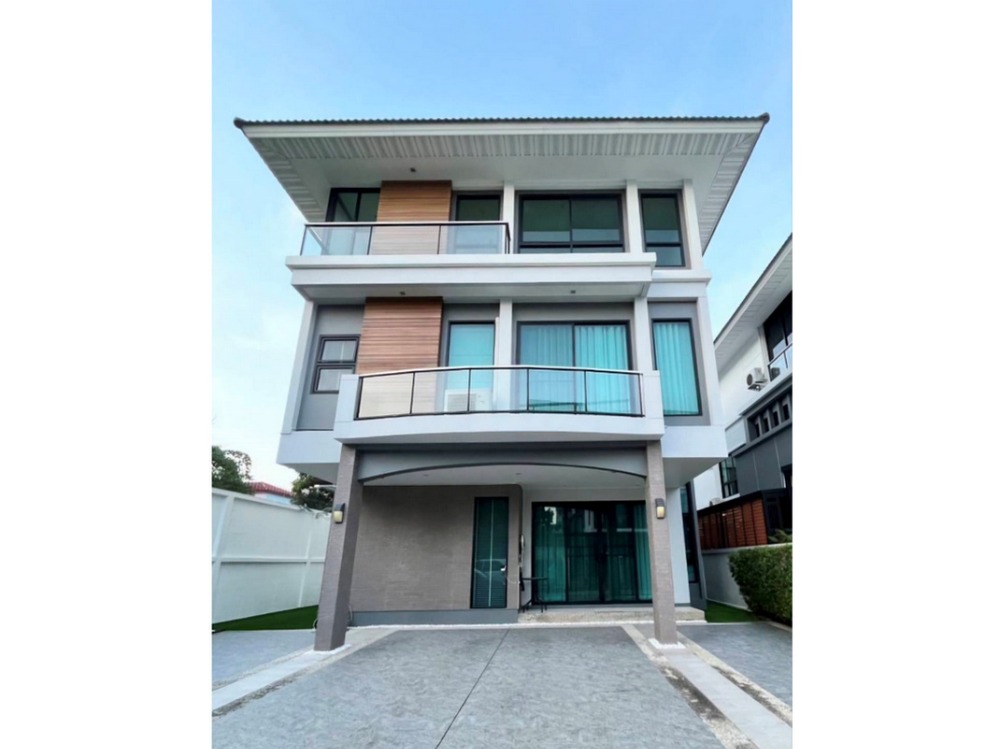 For SaleHouseLadprao101, Happy Land, The Mall Bang Kapi : For sale: 3-storey single house, beginning of the alley, inner corner house, private project Supalai Essence Ladprao, area 57.7 sq m., near the BTS station, entrance and exit at Soi Lat Phrao 101, Soi Lat Phrao 107 and exit at Nawamin Road. Contact 081-84