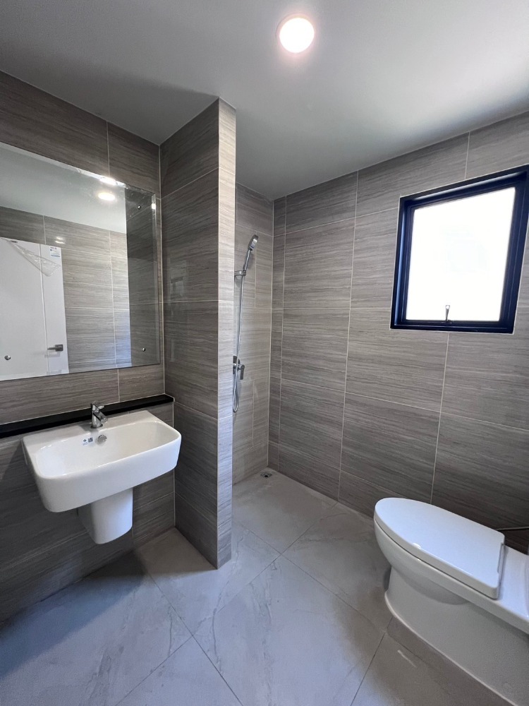 For SalePathum Thani,Rangsit, Thammasat : 🔥Selling a British-style twin house, next to the Green Line🔥 Grand Britannia Khu Khot Station