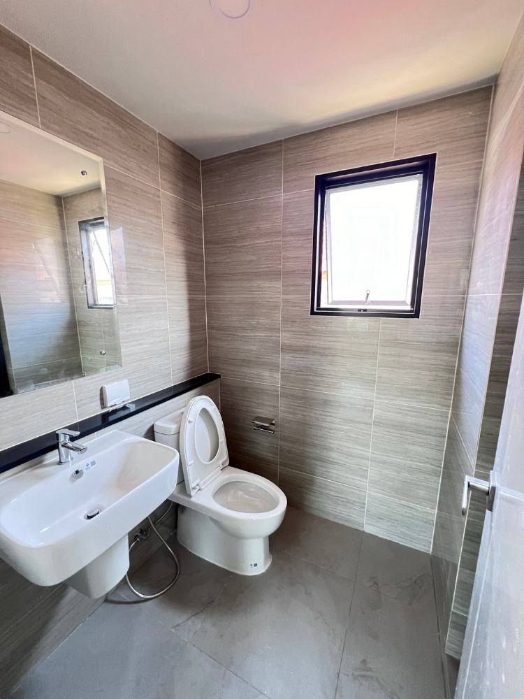 For SalePathum Thani,Rangsit, Thammasat : 🔥Selling a British-style twin house, next to the Green Line🔥 Grand Britannia Khu Khot Station