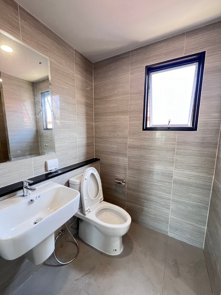 For SalePathum Thani,Rangsit, Thammasat : 🔥Selling a British-style twin house, next to the Green Line🔥 Grand Britannia Khu Khot Station