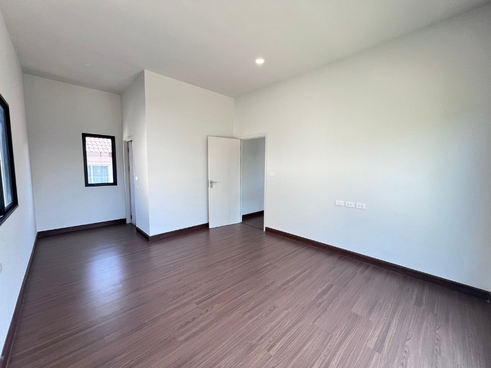 For SalePathum Thani,Rangsit, Thammasat : 🔥Selling a British-style twin house, next to the Green Line🔥 Grand Britannia Khu Khot Station