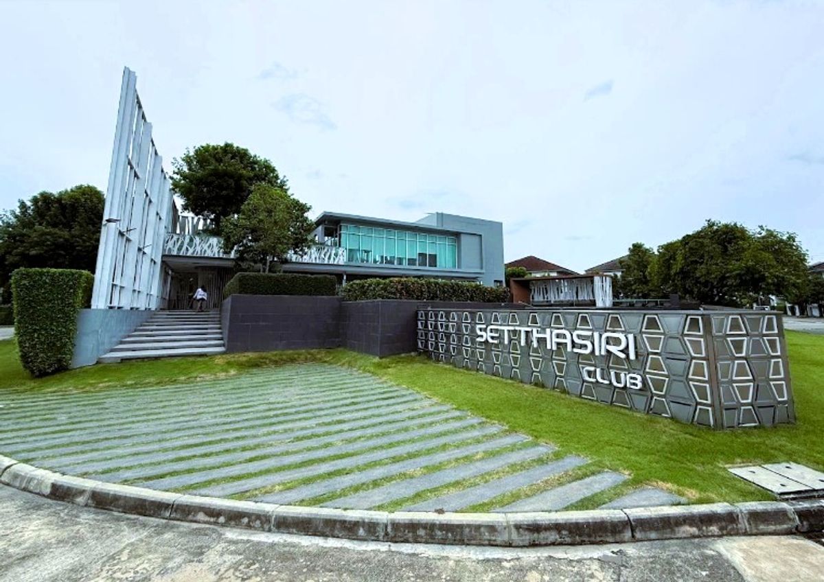 ให้เช่าบ้านพัฒนาการ ศรีนครินทร์ : KH0302 ขายให้เช่าบ้านเดี่ยวน่าอยู่ 2 ชั้น หลังมุม หมู่บ้าน เศรษฐสิริ  ศรีนครินทร์-พระราม 9 ซอยกรุงเทพกรีฑา 7  4 นอน 4 น้ำ 1 ห้องนอนชั้นช่าง พร้อมห้องน้ำในตัว เหมาะผู้สูงอายุเดินขึ้นบันไดไม่ไหว  เดินทางสะดวกเข้าออกได้หลายทาง เหมาะอยู่อาศัยเป็นครอบครัว 
