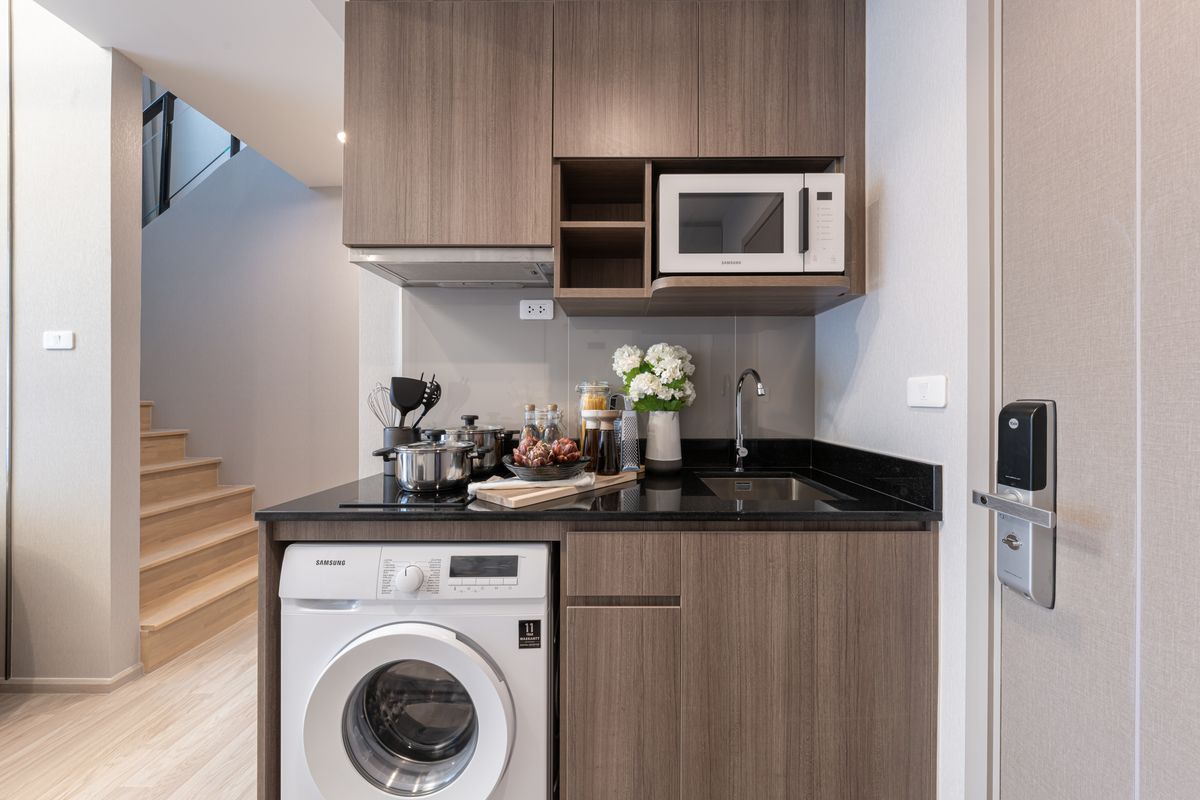 For SaleCondoBangna, Bearing, Lasalle : Last 5 units!! 2 HOUSEHOLD STORES The best deal of the year!! HOUSEHOLD 5.99 million.* Free! Fully furnished + free transfer fee* Spacious living, beautiful view, corner room in every unit with 2 parking rights at 𝗜𝗗𝗘𝗢 𝗠𝗢𝗕𝗜 Sukhumvit