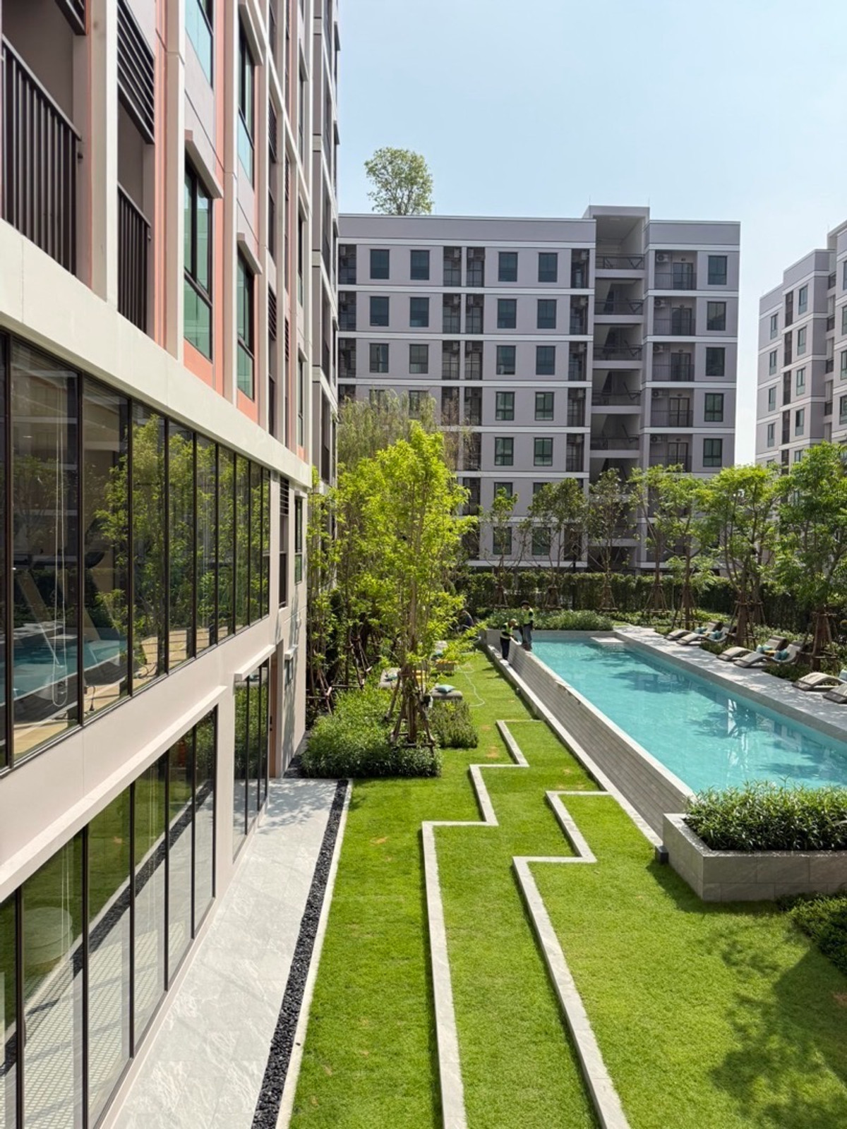 ขายดาวน์คอนโดอ่อนนุช อุดมสุข : 🚩🚩ขายดาวน์ B02A1M01 🚩🚩 (26 ตรม.) วิวสระ ตึก B (ตึกส่วนกลาง) ชั้น 2  | ราคา 1,667,500 บาท | โทร. 096-651-4465