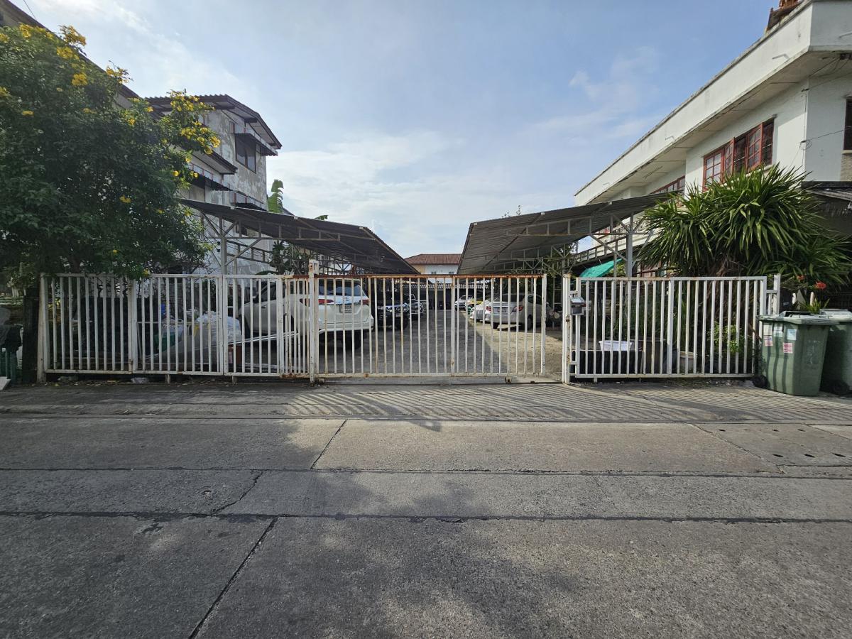 ขายที่ดินสมุทรปราการ สำโรง : ขายที่ดินพร้อมกิจการให้เช่าจอดรถและห้องเช่า ดำเนินกิจการต่อได้เลย