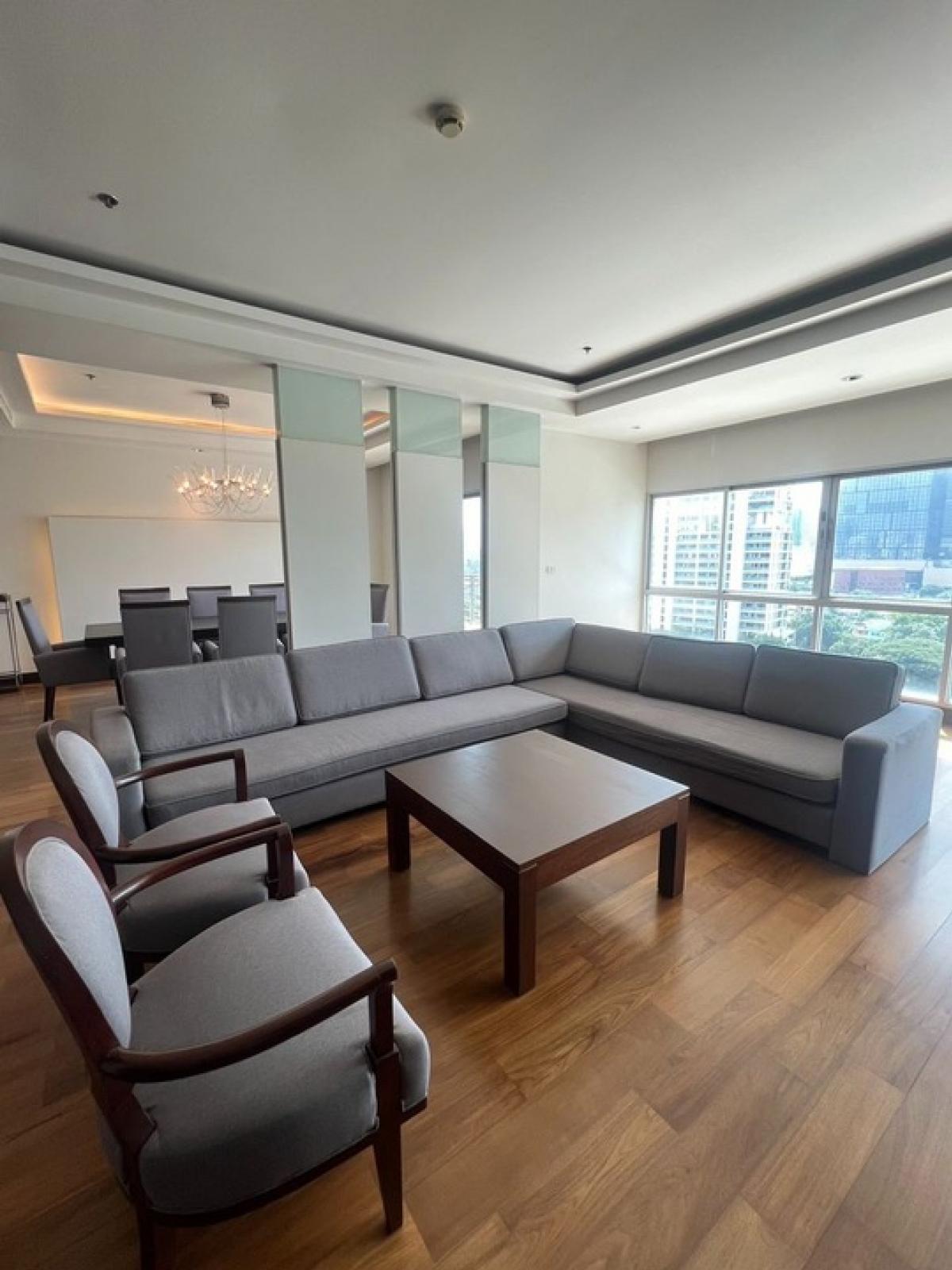 For RentCondoWitthayu, Chidlom, Langsuan, Ploenchit : ROYAL RESIDENCE PARK : 275 sqm, 4BR/4BA, Park view. Call 098-654-2399
