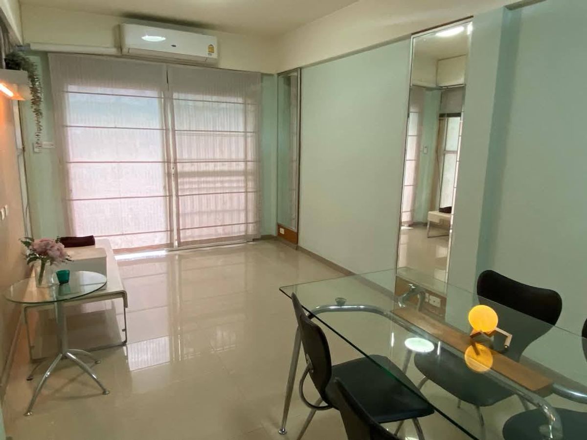 For RentTownhomeNawamin, Ramindra : For rent: 2-storey townhouse, corner unit, KC 6 Phraya Suren - Ram Intra, near Fashion Island shopping mall, can enter Soi Ram Intra 109.