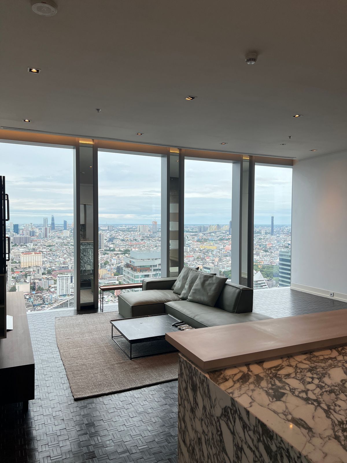 ให้เช่าคอนโดสาทร นราธิวาส : ห้องพักหรู 2 ห้องนอน 3 ห้องน้ำ ที่ The Ritz-Carlton Residences, กรุงเทพฯ | ชั้น 43 | ขนาด 126 ตร.ม. | ราคาเช่า 160,000 บาท/เดือน