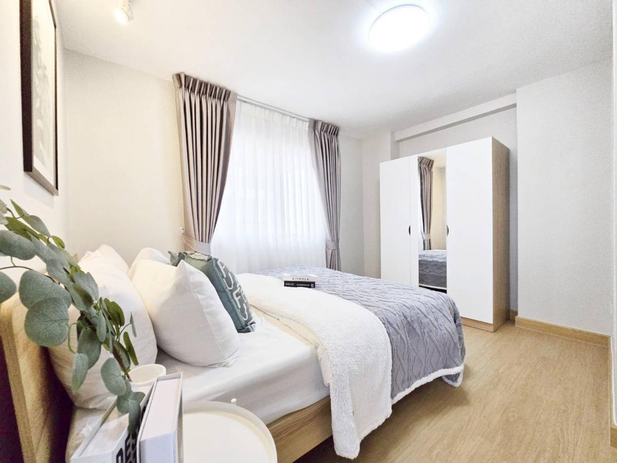 ขายคอนโดเสรีไทย-นิด้า : 🔥 อย่ารอช้า! คอนโด 2 ห้องนอน 1 ห้องน้ำ  ระเบียงกว้างนั่งชิลๆ ได้ทุกวัน 📍ทำเลปัง ใกล้เดอะมอลล์ บางกะปิ 🌳อัสสกาญจน์เพลส🌳