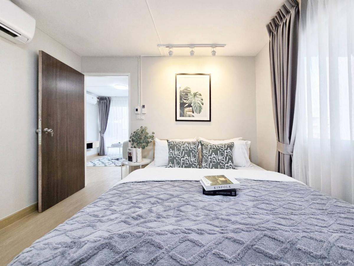 ขายคอนโดเสรีไทย-นิด้า : 🔥 อย่ารอช้า! คอนโด 2 ห้องนอน 1 ห้องน้ำ  ระเบียงกว้างนั่งชิลๆ ได้ทุกวัน 📍ทำเลปัง ใกล้เดอะมอลล์ บางกะปิ 🌳อัสสกาญจน์เพลส🌳