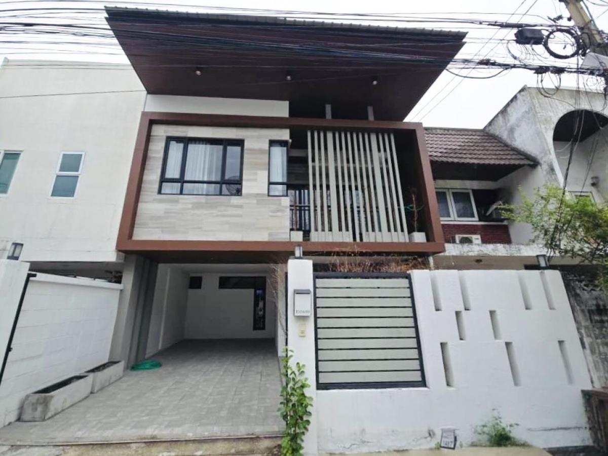 ขายบ้านอ่อนนุช อุดมสุข : ขายทาวน์เฮาส์ 2 ชั้น 30 ตร.ว. ย่านเอกมัย ปรีดีพนมยงค์ 41 ถ.เอกมัย 22 แขวงคลองตันเหนือ เขตวัฒนา กทม. 3 ห้องนอน 3 ห้องน้ำ  รีโนเวทใหม่ ใกล้ BTS พระโขนง