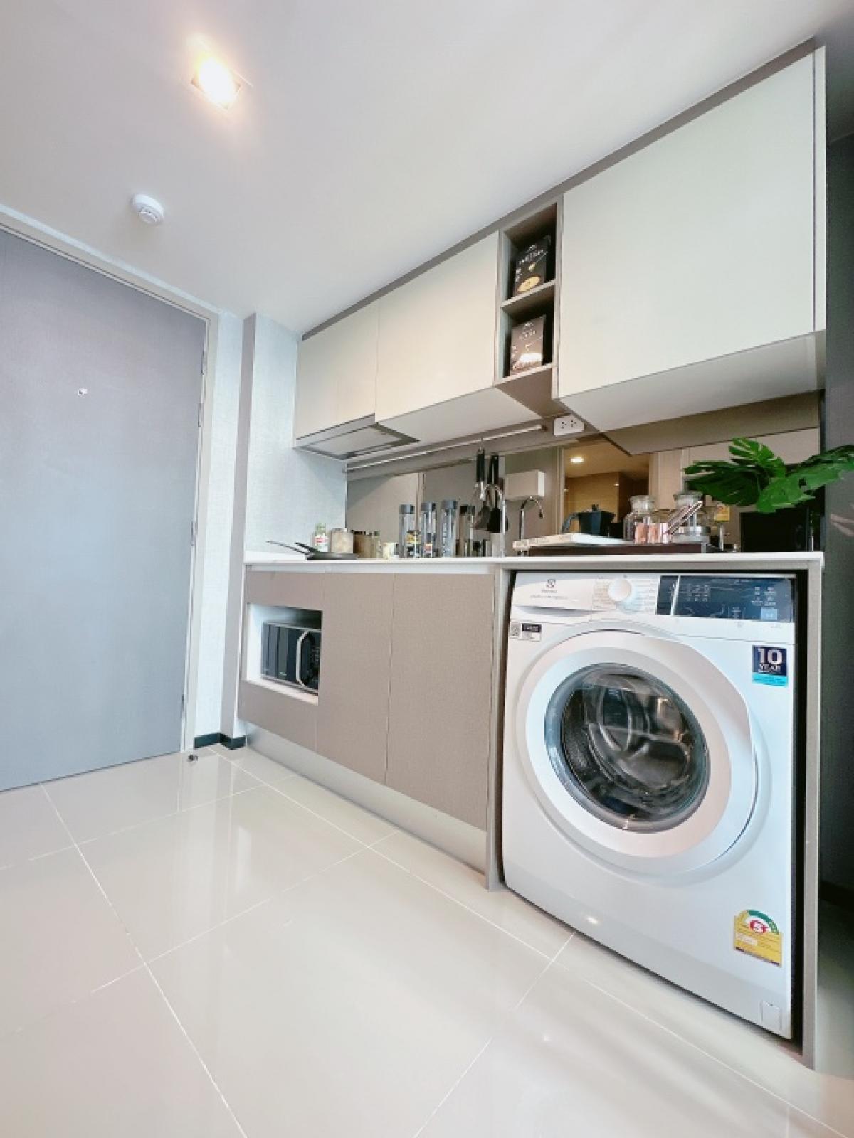 ขายคอนโดพระราม 9 เพชรบุรีตัดใหม่ RCA : 𝐈𝐃𝐄𝐎 𝐀𝐬𝐨𝐤𝐞 𝐑𝐚𝐦𝐚𝟗 ห้องใหม่ 2 ชั้น ขายขาดทุน เข้าอยู่ได้เลย แต่งครบ พร้อมอยู่ 𝟓.𝟏 ล้าน ฟรีดาวน์ 0 บาท คอนโด เงินเหลือ