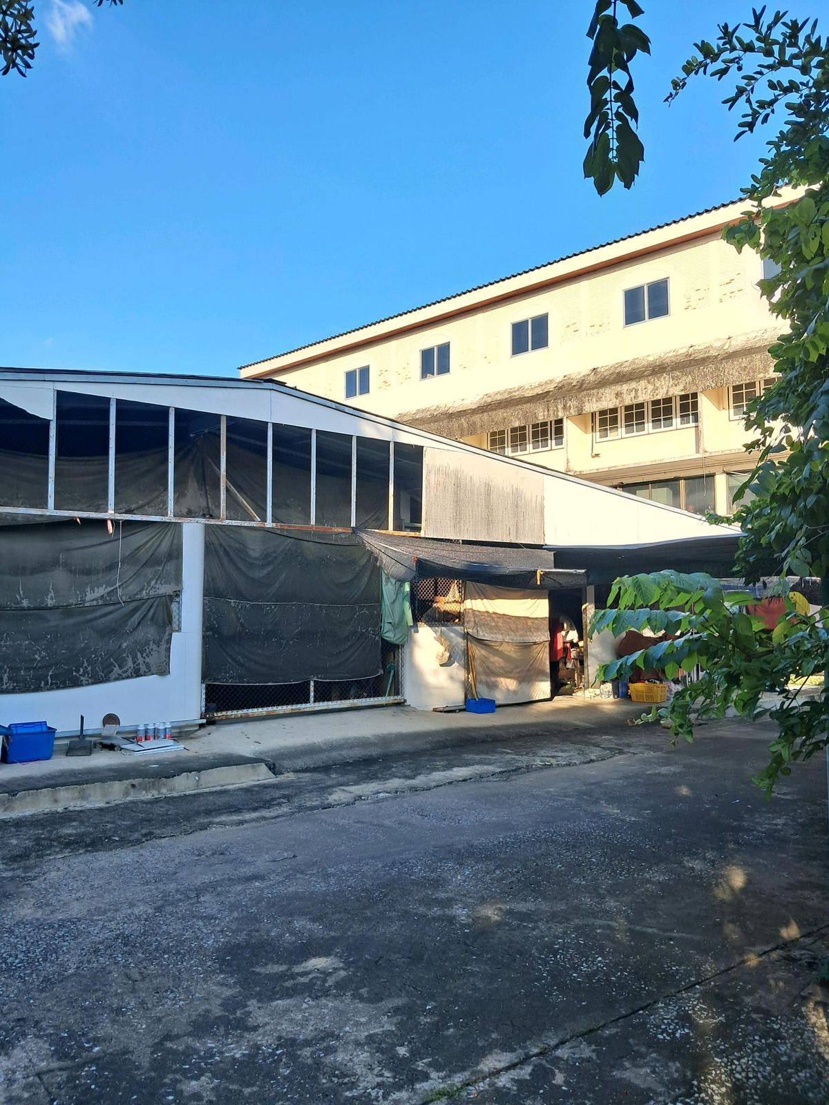 ขายโรงงานอ่อนนุช อุดมสุข : ขายที่ดินแถมตึกใกล้BTSและสายสีเหลือง 1047.5 ตร.ว.(2ไร่ 2งาน 47.6ตร.ว) จากปากซอยอ่อนนุช25 เพียง 30เมตร ใกล้ BTS อ่อนนุช ใกล้รถไฟฟ้าสายสีเหลือง เดินทางสะดวก