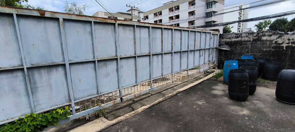 ขายโรงงานอ่อนนุช อุดมสุข : ขายที่ดินแถมตึกใกล้BTSและสายสีเหลือง 1047.5 ตร.ว.(2ไร่ 2งาน 47.6ตร.ว) จากปากซอยอ่อนนุช25 เพียง 30เมตร ใกล้ BTS อ่อนนุช ใกล้รถไฟฟ้าสายสีเหลือง เดินทางสะดวก