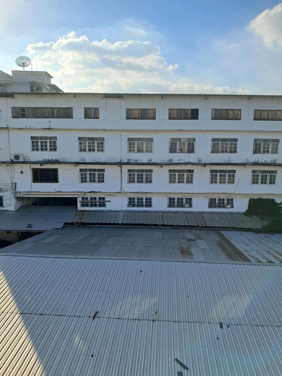 ขายโรงงานอ่อนนุช อุดมสุข : ขายที่ดินแถมตึกใกล้BTSและสายสีเหลือง 1047.5 ตร.ว.(2ไร่ 2งาน 47.6ตร.ว) จากปากซอยอ่อนนุช25 เพียง 30เมตร ใกล้ BTS อ่อนนุช ใกล้รถไฟฟ้าสายสีเหลือง เดินทางสะดวก