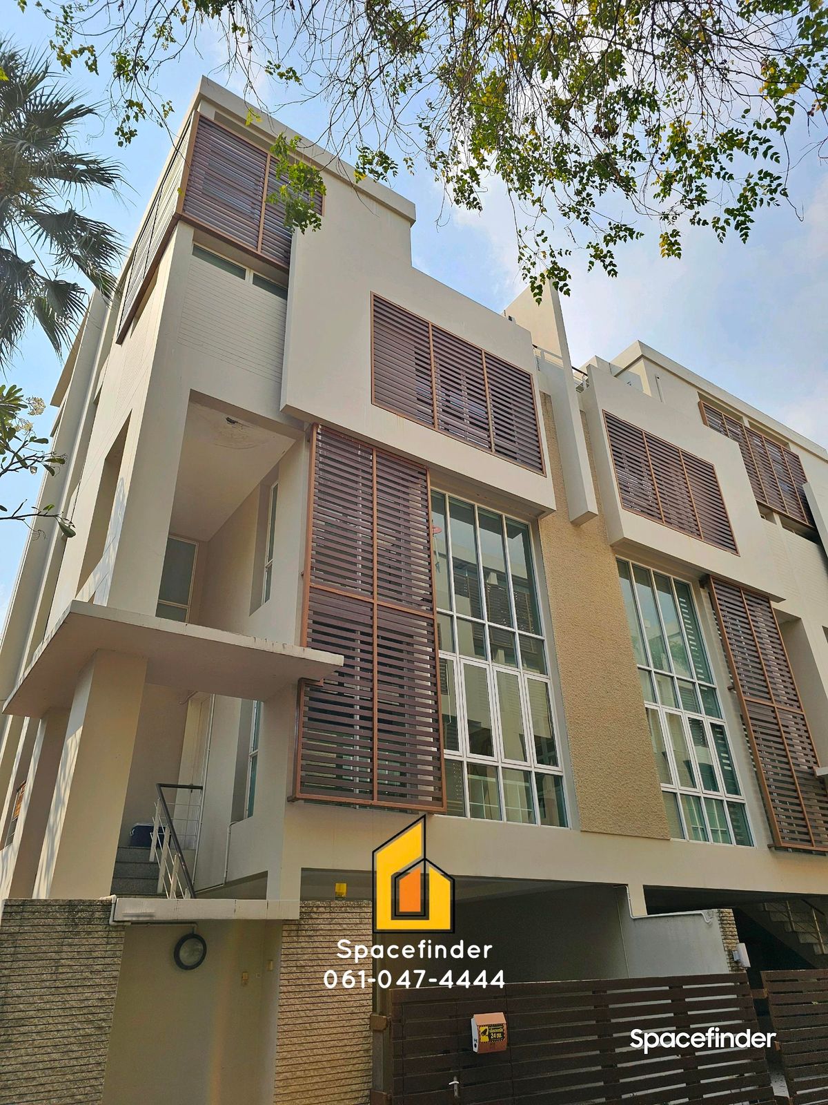 ให้เช่าทาวน์โฮมสุขุมวิท อโศก ทองหล่อ : Pet Friendly 4 Bedrooms House In Gated Community For Rent In Ekkamai Area