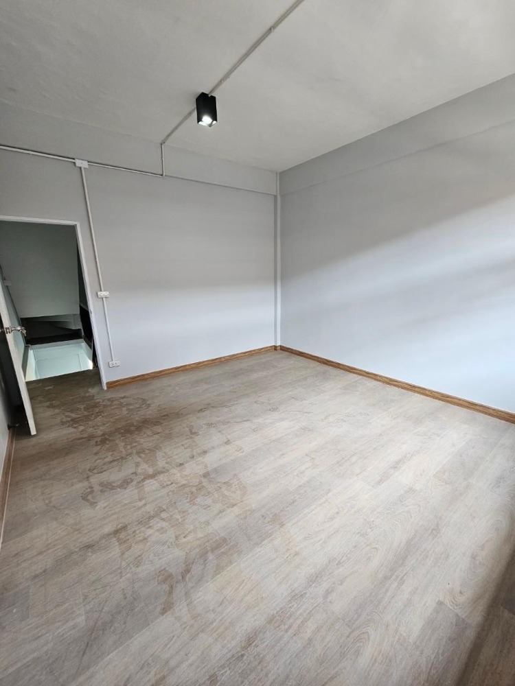 For RentShop HouseKasetsart, Ratchayothin : Townhome Wat Phra Sri, available for rent, suitable for use as an office, warehouse, etc.