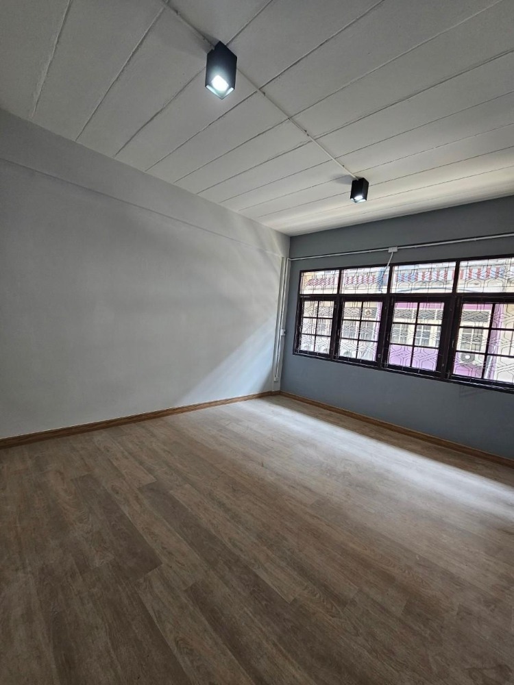 For RentShop HouseKasetsart, Ratchayothin : Townhome Wat Phra Sri, available for rent, suitable for use as an office, warehouse, etc.