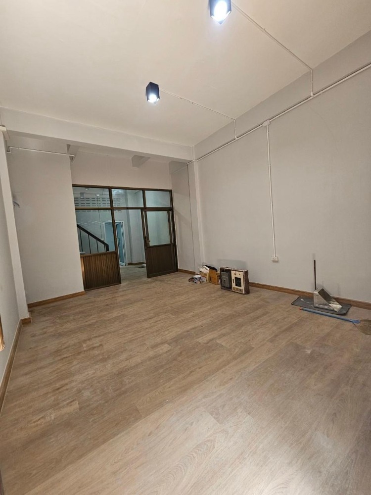 For RentShop HouseKasetsart, Ratchayothin : Townhome Wat Phra Sri, available for rent, suitable for use as an office, warehouse, etc.