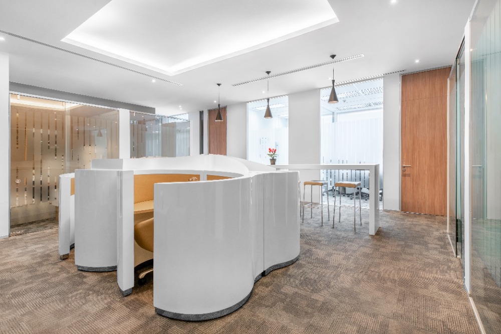 ให้เช่าพระราม 9 เพชรบุรีตัดใหม่ RCA : Join a collaborative coworking environment in Regus AIA Capital Center