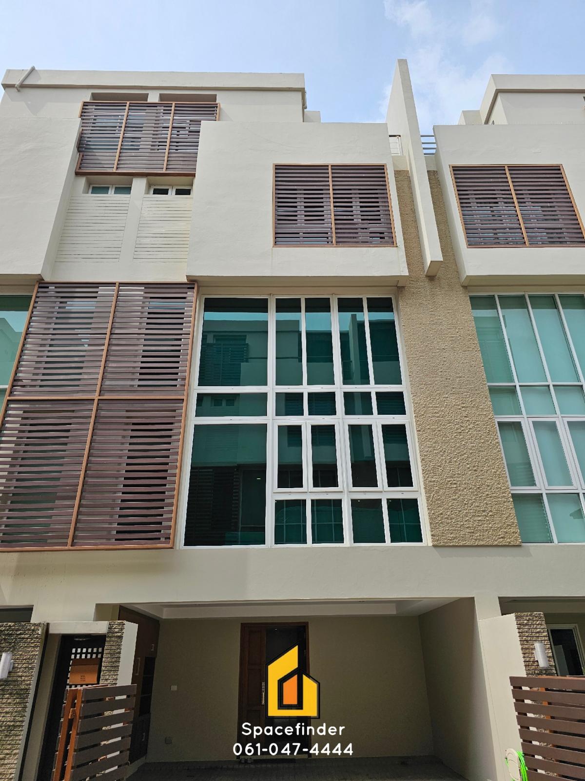 ให้เช่าทาวน์โฮมสุขุมวิท อโศก ทองหล่อ : Pet Friendly 3 Bedrooms House In Gated Community For Rent In Ekkamai Area